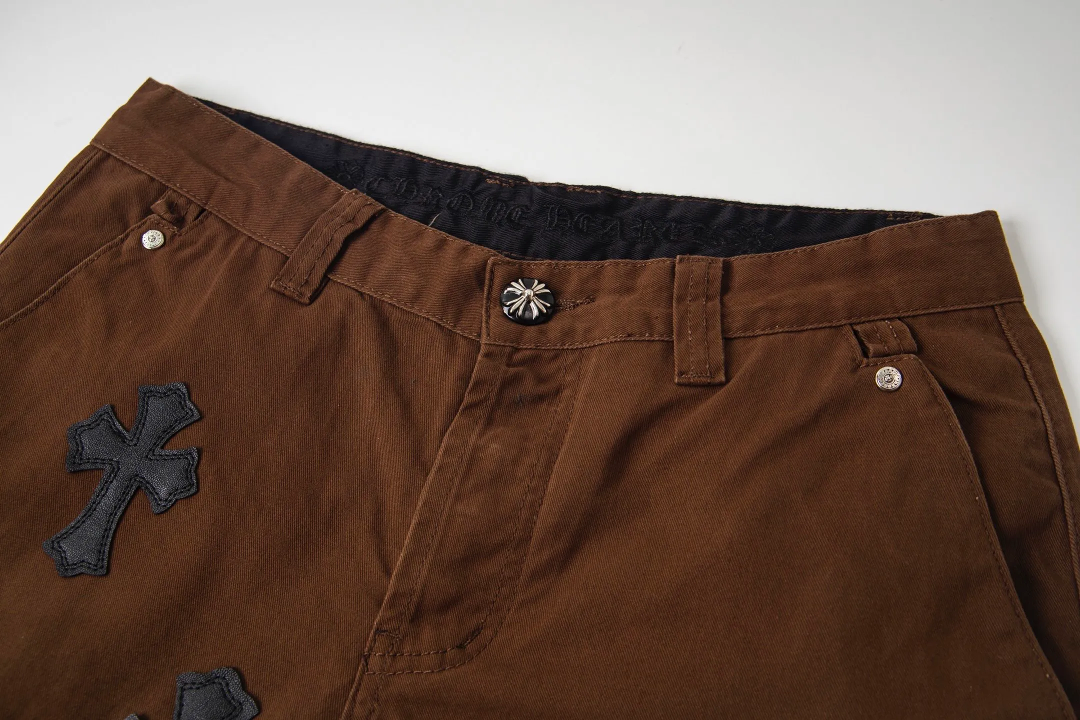 P260 Chrome Hearts | Chrome Hearts Brown Casual Cross Patched Leather Jeans - Full of exploring the ultimate in fashion, Chrome Hearts' new Chrome Hearts pants cleverly integrate camouflage cross, camouflage cross and other elements to break traditional boundaries. Mattyboy's clever fusion of overalls and khaki jeans, the same style, brings endless matching inspiration to fashionistas! Whether it is daily wear or a trendy try, these pants can bring you an excellent fashion experience. Style number: 1754# Color: casual brown Size: 28 30 32 34